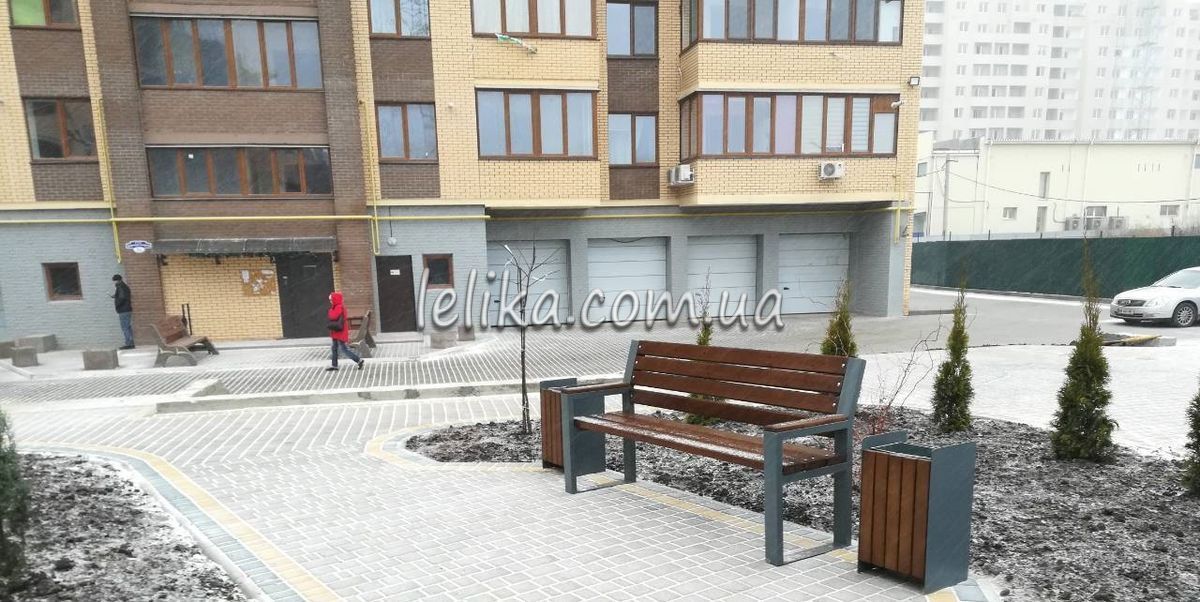 урна з відром декорована деревом 