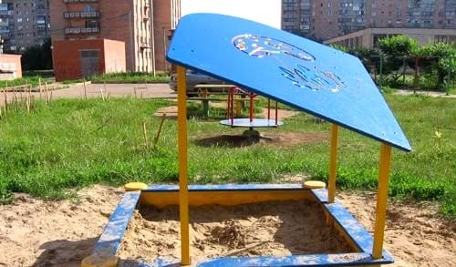 Детская песочница с навесом