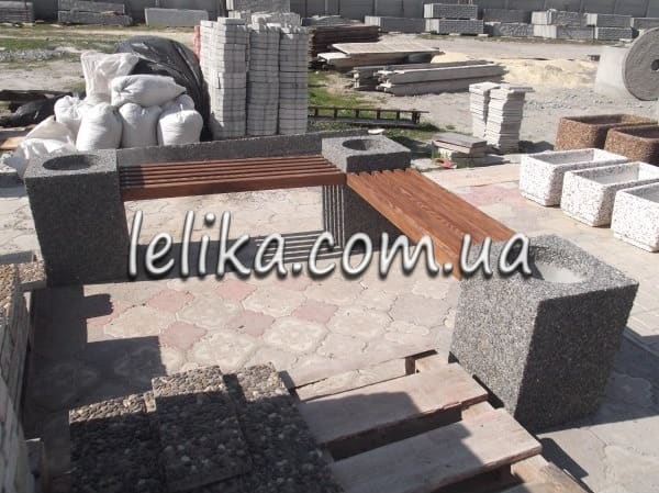 Скамейка из бетонна с цветинком