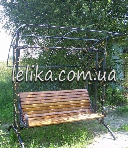 Качеля на металлической опоре с крышей