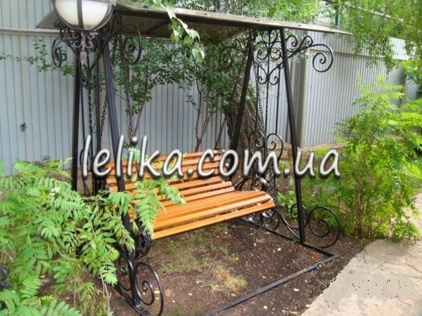 Качеля на металлической стойке с крышей