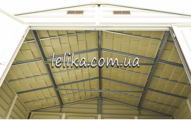 крыша сарая пластикового укреплена стальными балками
