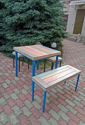 Домашня лава зі столом та табуретом у стилі лофт на подвір'ї