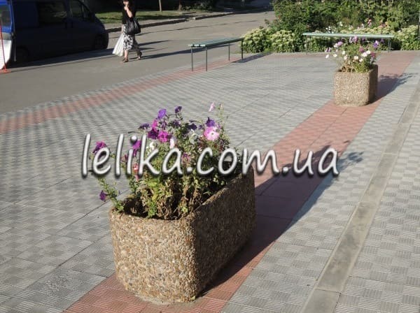 Цветник уличный из бетона с галькой