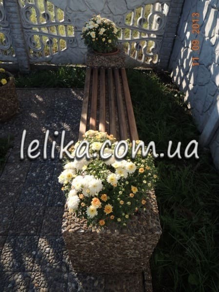 Лавка бетонная с цветником и пепельницей
