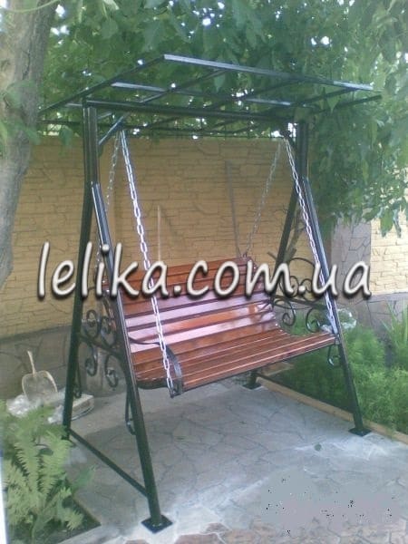 Качеля на металлической стойке с крышей