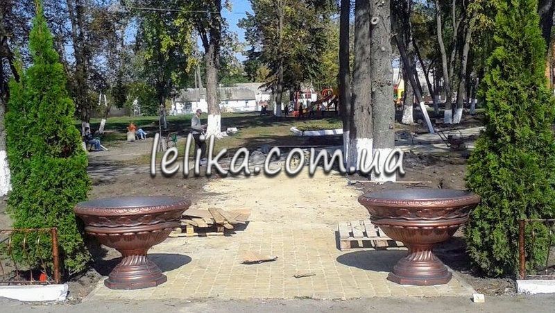 вуличний бетонний вазон на ніжці