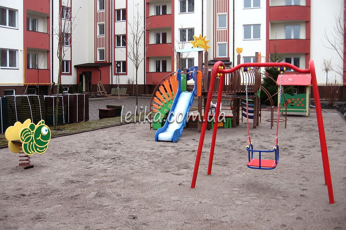 Качели на цепях со спинкой на металлической стойке