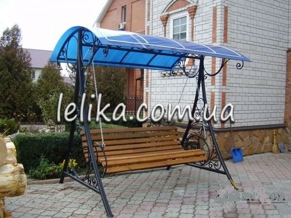 Качеля на металлической стойке с крышей