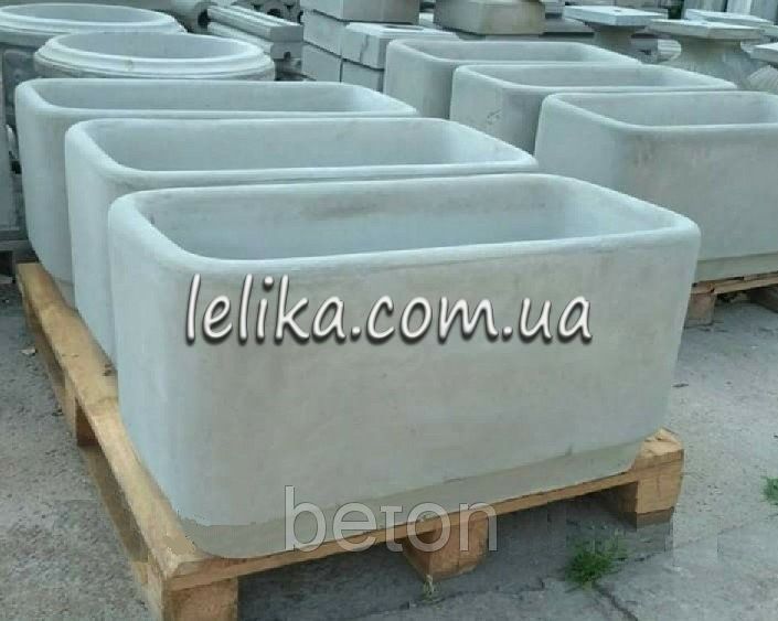 Вазон із бетону продовгуватої форми