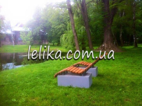 шезлонг вуличний дерев'яний для людних місць на бетонній основі