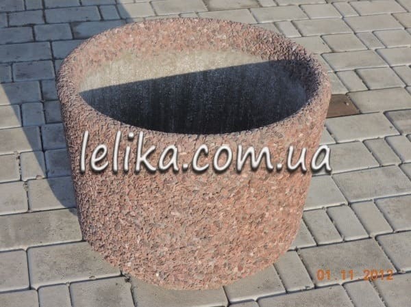 Цветник из бетона и камня