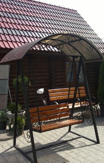 Качеля на металлической стойке с крышей