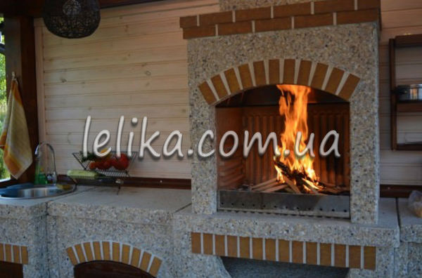Камін барбекю з бетону садовий з двома столами