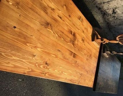 Стол из натурального дерева на металлическом каркасе