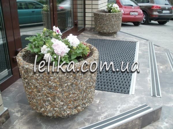 Цветник из бетона покрытие из гальки