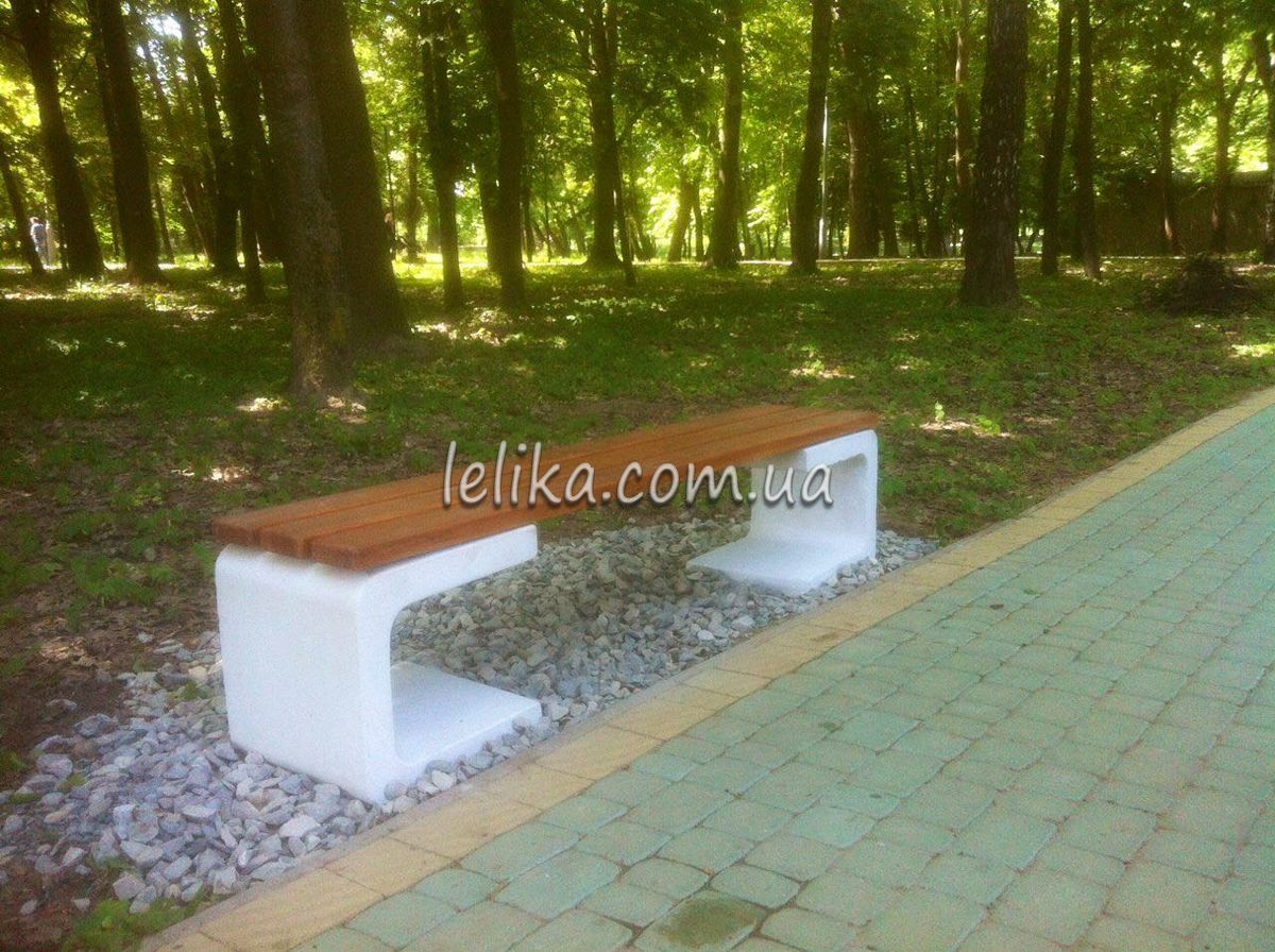 лавка з фігурними бетонними ніжками