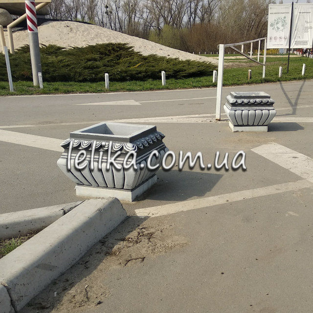 вуличний бетонний вазон