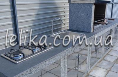 Стол-мойка с фасадом в комплекте камина-барбекю