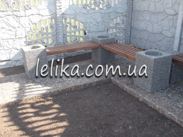 Скамейка из бетонна с цветинком