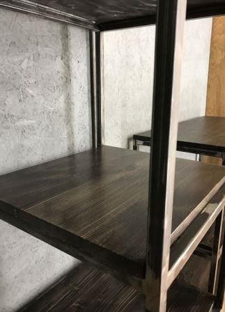 Стеллаж с металлическим каркасом и деревянными полками