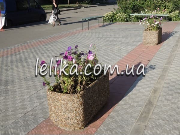 Цветник уличный из бетона с галькой